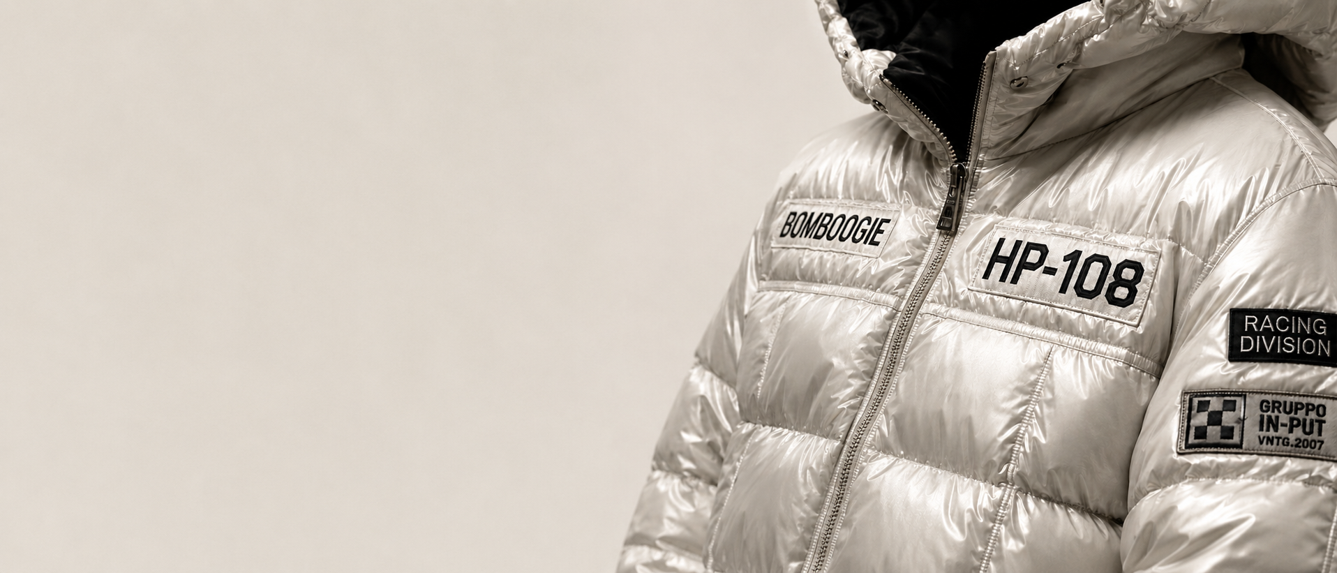 BOMBOOGIE HP-108 Archive-Pufferjacke mit RACING DIVISION Patch, editorialer Studio-Look